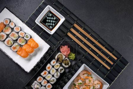Téléchargez les photos : Divers plats de la cuisine asiatique avec des sushis typiques - en image libre de droit