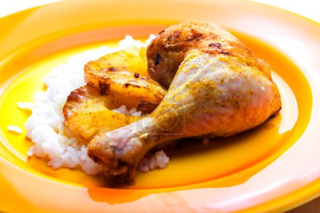 Téléchargez les photos : Cuisse de poulet grillée servie avec tranches d'ananas frites et riz - en image libre de droit