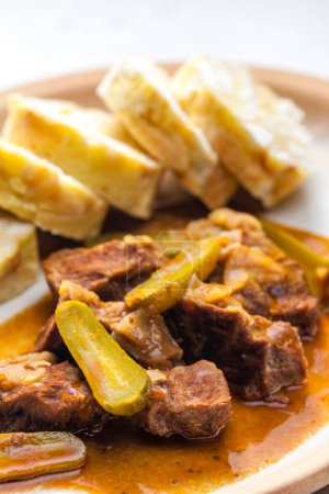 Téléchargez les photos : Viande de bœuf avec sauce picles et boulettes - en image libre de droit