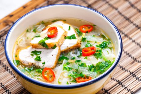 Téléchargez les photos : Soupe vieatnamienne pho à la viande de poulet - en image libre de droit