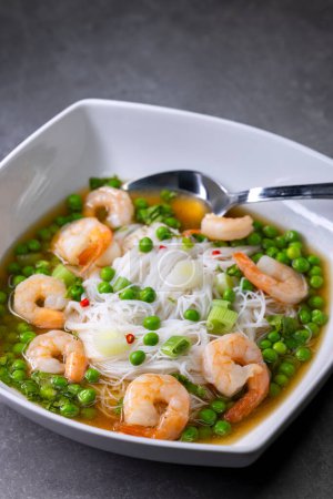 Foto de Sopa con gambas, verduras y fideos de arroz - Imagen libre de derechos