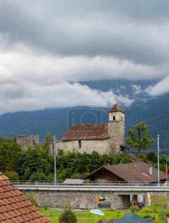 Téléchargez les photos : Église à Ringgenberg près de Interlaken, Suisse - en image libre de droit