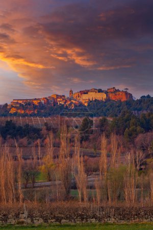 Foto de Landscape with historic ocher village Roussillon, Provence, Luberon, Vaucluse, France - Imagen libre de derechos