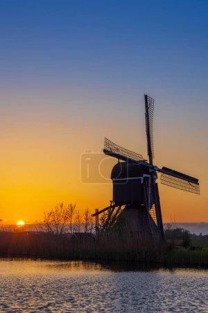Foto de Sunset with windmill Broekmolen, Molenlanden - Nieuwpoort, The Netherlands - Imagen libre de derechos