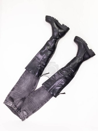 Téléchargez les photos : Pose plate de jeans gris et bottes noires - en image libre de droit