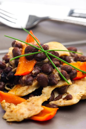 Téléchargez les photos : Nachos aux haricots rouges et poivrons rouges - en image libre de droit