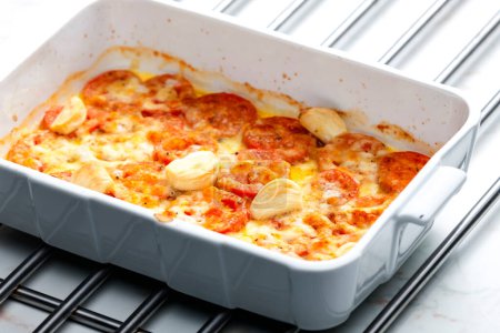 Téléchargez les photos : Tomates cuites au four avec fromage et ail - en image libre de droit