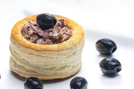 Téléchargez les photos : Pâte feuilletée remplie de terrine servie avec des olives noires - en image libre de droit