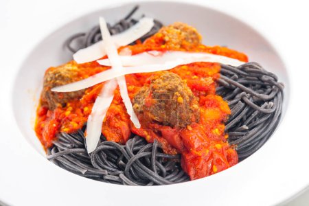 Téléchargez les photos : Spaghetti noir à la sauce tomate aux boulettes de viande - en image libre de droit
