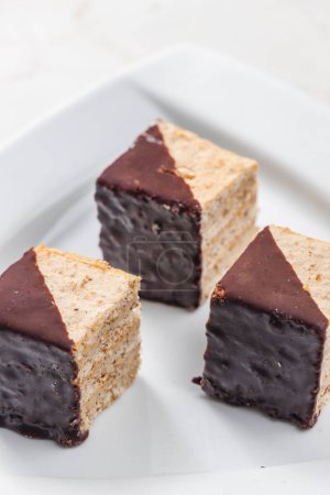 Téléchargez les photos : Gâteaux éponge noisette avec revêtement chocolat - en image libre de droit