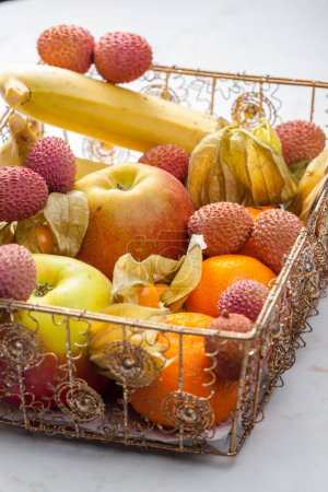 Téléchargez les photos : Nature morte de fruits dans le panier - en image libre de droit