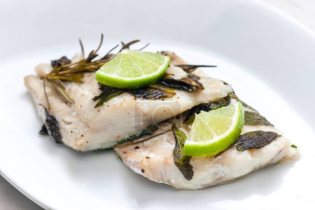 Foto de Filete de pescado blanco al horno con hierbas - Imagen libre de derechos