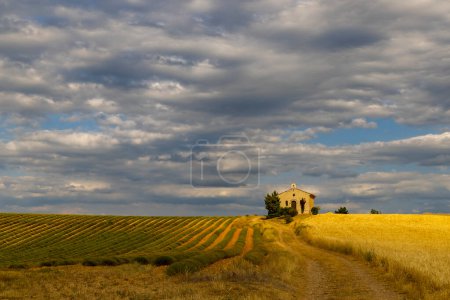 Foto de Chapel in Plateau de Valensole, Provence, France - Imagen libre de derechos