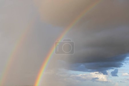 Téléchargez les photos : Arc-en-ciel après la tempête estivale - en image libre de droit