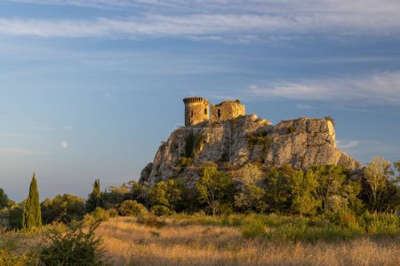 Téléchargez les photos : Ruines du Château de Hers près de Châteauneuf-du-Pape, Provence, France - en image libre de droit