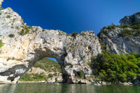 Foto de Pont d 'Arc, arco de piedra sobre el río Ardeche, Auvernia-Ródano-Alpes, Francia - Imagen libre de derechos
