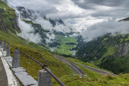 Téléchargez les photos : Paysage alpin typique des Alpes suisses près de Klausenstrasse, Spiringen, Canton d'Uri, Suisse - en image libre de droit