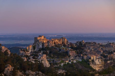Foto de Castillo y pueblo medieval, Les Baux-de-Provence, Alpilles mountains, Provence, Francia - Imagen libre de derechos