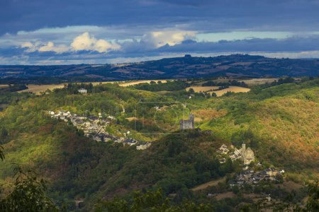 Téléchargez les photos : Château et village de Najac, Aveyron, France du Sud - en image libre de droit