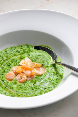 Téléchargez les photos : Soupe d'épinards crémeuse aux crevettes - en image libre de droit