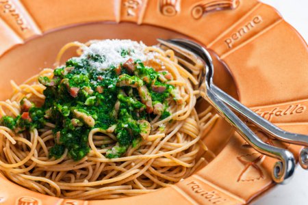 Foto de Espaguetis con hojas de espinaca, tocino y queso parmesano - Imagen libre de derechos