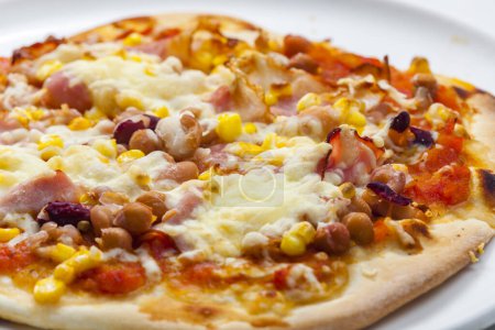 Foto de Homemade pizza with bacon, corn and beans - Imagen libre de derechos
