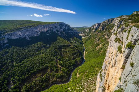 Foto de Mountain landscape width Canyon of Verdon River (Verdon Gorge) in Provence, France - Imagen libre de derechos