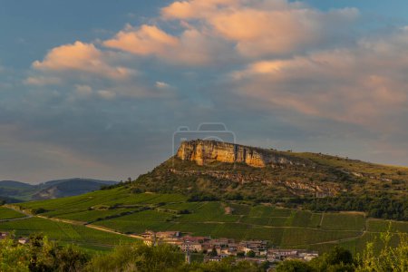 Téléchargez les photos : Rocher de Vergisson avec vignobles, Bourgogne, France - en image libre de droit