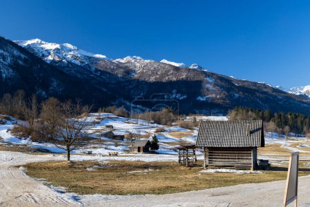 Téléchargez les photos : Typical landscape with wooden log cabins near Bohinjska Bistrica, Triglavski national park, Slovenia - en image libre de droit
