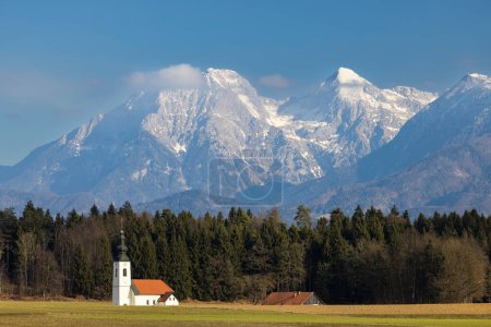Téléchargez les photos : Landscape with church near Kranj, Slovenia - en image libre de droit