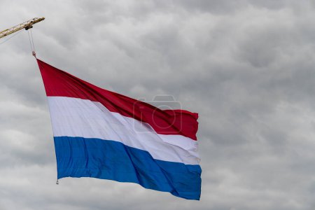 Foto de Bandera holandesa izada en un feriado nacional - Imagen libre de derechos