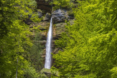 Téléchargez les photos : Waterfall Pericnik (Slap Pericnik), Triglavski national park, Slovenia - en image libre de droit