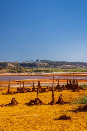 Téléchargez les photos : Élimination de la charge écologique dans les plus anciennes mines de cuivre du monde, Minas de Riotinto, Espagne - en image libre de droit