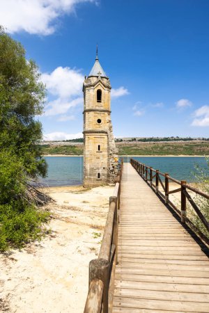 Foto de Swamped church of San Roque near Villanueva de las Rozas, Cantabria, Spain - Imagen libre de derechos