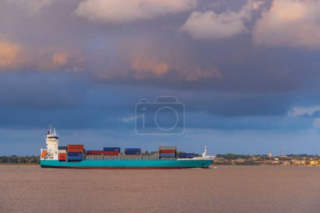 Foto de Ferry de carga en el río Gironda, Nouvelle Aquitania, Francia - Imagen libre de derechos