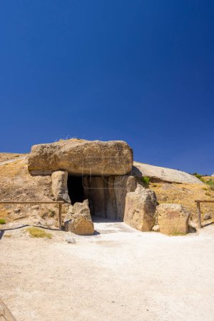 Téléchargez les photos : Dolmen de Menga from the 3rd millennium BCE, UNESCO site, Antequera, Spain - en image libre de droit