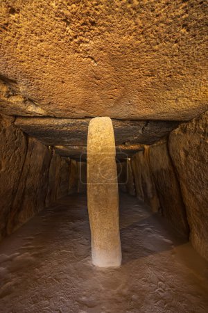 Foto de Interior del dolmen Menga, vista del pilar central, sitio UNESCO, Antequera, España - Imagen libre de derechos