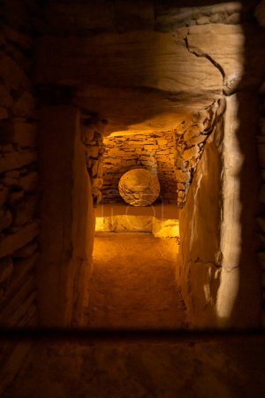Téléchargez les photos : Interior of dolmen de El Romeral, UNESCO site, Antequera, Spain - en image libre de droit