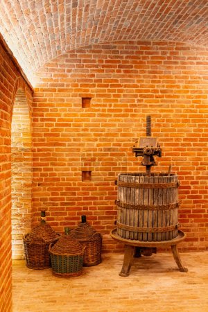 Téléchargez les photos : Équipement de vinification traditionnel en Piémont, Italie - en image libre de droit