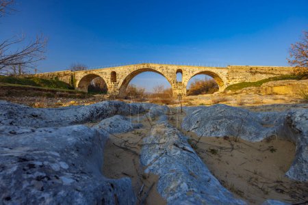 Téléchargez les photos : Pont Julien, roman stone arch bridge over Calavon river, Provence, France - en image libre de droit