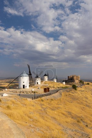 Foto de Windmills and castle of Consuegra, Castilla La Mancha, Spain - Imagen libre de derechos