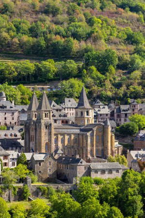 Foto de UNESCO village of  Conques-en-Rouergue in Aveyron department, France - Imagen libre de derechos