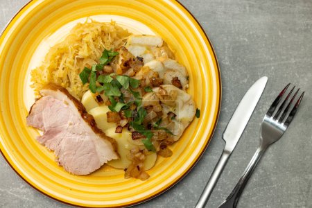Téléchargez les photos : Pork meat with potato dumplings and pickled cabbage served with roasted onion - en image libre de droit