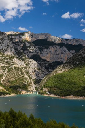 Foto de Lake of Sainte-Croix in Var department, Provence, France - Imagen libre de derechos
