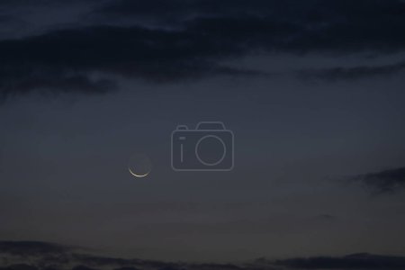 Téléchargez les photos : Eclipse of the moon with clouds - en image libre de droit