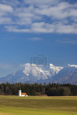 Téléchargez les photos : Landscape with church near Kranj, Slovenia - en image libre de droit