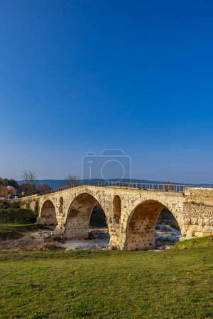 Foto de Pont Julien, roman stone arch bridge over Calavon river, Provence, France - Imagen libre de derechos