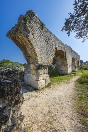 Téléchargez les photos : Barbegal aqueduct (Aqueduc Romain de Barbegal) near Arles, Fontvieille, Provence, France - en image libre de droit
