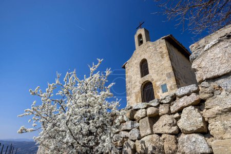 Téléchargez les photos : Grand cru vineyard and Chapel of Saint Christopher, Tain l'Hermitage, Rhone-Alpes, France - en image libre de droit