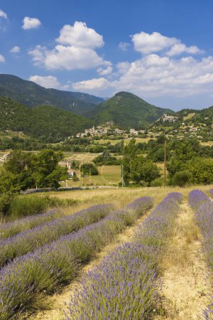 Foto de Typical village Reilhanette, Provence, France - Imagen libre de derechos